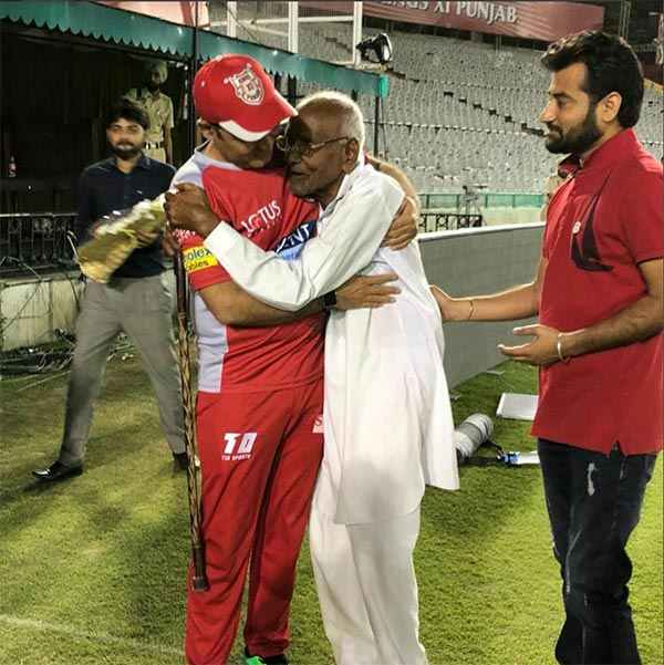 পাঞ্জাবের অনুশীলণে নিজের প্রবীণতম ভক্তের সঙ্গে দেখা করে আপ্লুত সেহবাগ 2