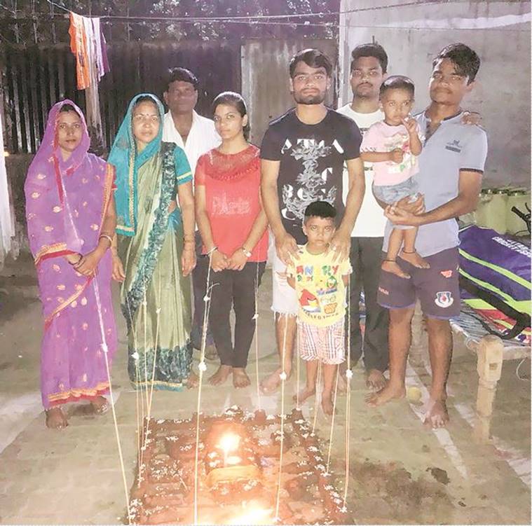 আইপিএল ২০১৮: টিভিতে ছেলের খেলে দেখে কেঁদে ভাসালেন বাবা-মা 2