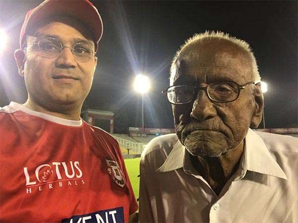 পাঞ্জাবের অনুশীলণে নিজের প্রবীণতম ভক্তের সঙ্গে দেখা করে আপ্লুত সেহবাগ 3