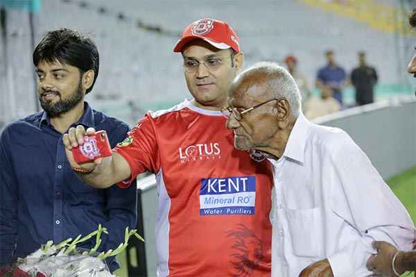 পাঞ্জাবের অনুশীলণে নিজের প্রবীণতম ভক্তের সঙ্গে দেখা করে আপ্লুত সেহবাগ 4