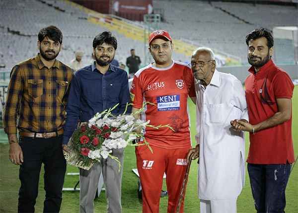 পাঞ্জাবের অনুশীলণে নিজের প্রবীণতম ভক্তের সঙ্গে দেখা করে আপ্লুত সেহবাগ 5