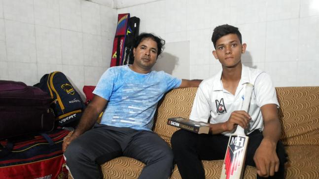 ছেলের বন্ধুকে ব্যাট উপহার দিলেন শচীন তেন্ডুলকর 3
