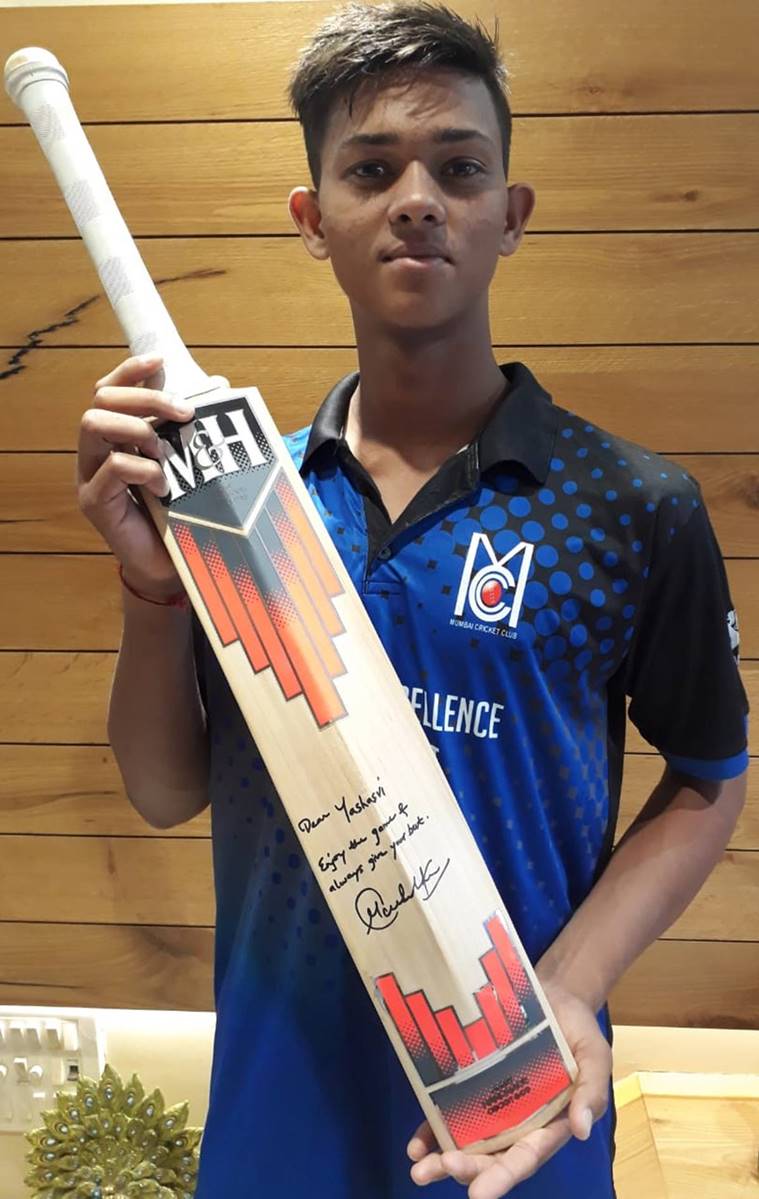 ছেলের বন্ধুকে ব্যাট উপহার দিলেন শচীন তেন্ডুলকর 4