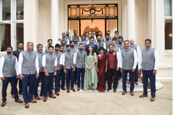 ভারতীয় দলের সঙ্গে অনুষ্কা পৌঁছন ইন্ডিয়ান হাই কমিশনে, যা নিয়ে এখন টুইটার ইউজার্সরা করছেন ট্রোল 1