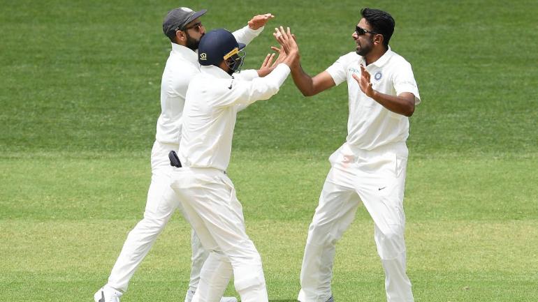 ভারত বনাম অস্ট্রেলিয়া: অ্যাডিলেড টেস্টের চতুর্থ দিন এই কারণে অস্ট্রেলিয়ান খেলোয়াড়রা নিজের হাতে বেঁধেছিলেন কালো পট্টি 1