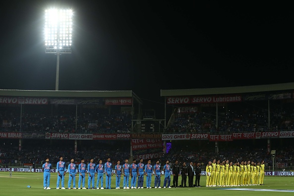 ভারত- অস্ট্রেলিয়া ম্যাচে শহিদদের জানানো হল সম্মান, সকলকে অবাক করে একী করলে ধোনি 1