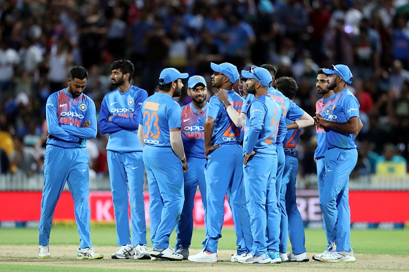 ভারত- অস্ট্রেলিয়া ম্যাচে শহিদদের জানানো হল সম্মান, সকলকে অবাক করে একী করলে ধোনি 3
