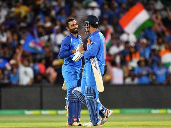 ভারত বনাম অস্ট্রেলিয়া: এমএস ধোনি স্ট্যাম্পিং এড়াতে ২.১৪মিটার স্ট্রেইচ করলেন, দেখলে আপনিও হবেন অবাক 3