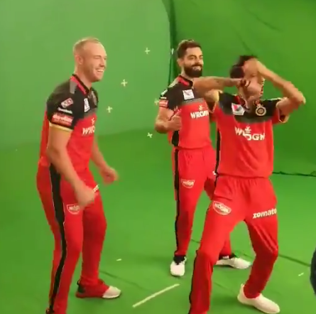 ভিডিয়ো: হারের দুঃখ ভুলতে ডেভিলিয়র্সের সঙ্গে জমিয়ে নাচলেন বিরাট 1
