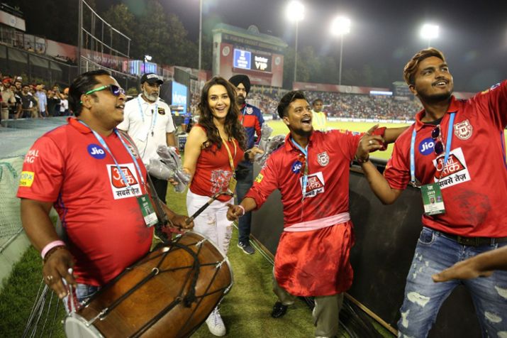 WATCH: প্রীতি জিন্টা মুজিব ঊর রহমান চলন্ত বাসে করলেন এমন কিছু ভিডিয়ো হল ভাইরাল 2