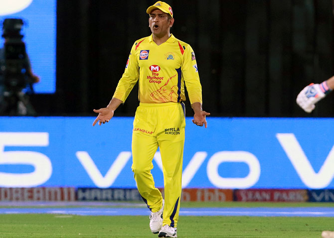 বিশ্বসেরা অ্যাম্পায়ার সাইমন টাফেল নো বল বিতর্কে সিদ্ধান্ত জানিয়ে ধোনিকে নিয়ে তুললেন প্রশ্ন 3