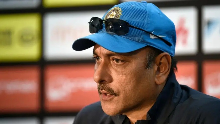 প্রথম ম্যাচের আগেই ফাঁসলেন কোচ রবি শাস্ত্রী, বিদেশী মহিলাদের সঙ্গে ছবি তোলা পড়ল ভারি 4