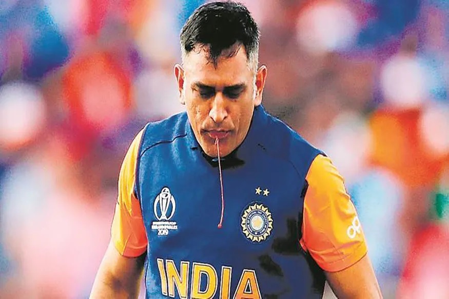 INDvsENG: বেরচ্ছিল রক্ত, তাও ইংল্যান্ডের বিরুদ্ধে ব্যাটিং করছিলেন মহেন্দ্র সিং ধোনি 3