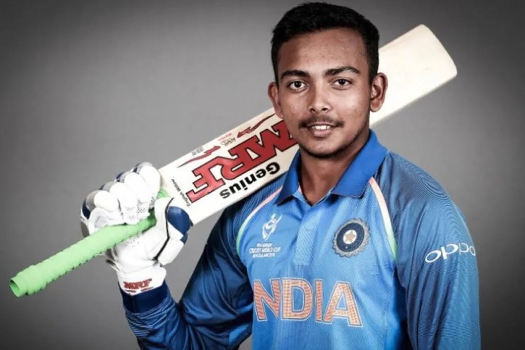 পৃথ্বী শয়ের ব্যাটে বিরাট কোহলি লিখেছেন এই বিশেষ মেসেজ, জেনে নিন এর পেছনে রয়েছে কোন রহস্য 1