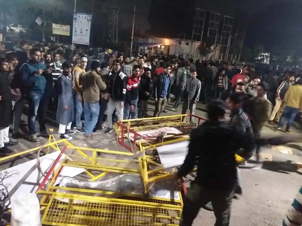 জামিয়া ইসলামিয়ায় পুলিশের বর্বরতা নিয়ে বললেন গৌতম গম্ভীর, ছাত্রদের উপর লাঠিচার্জ নিয়ে বললেন এই কথা 1