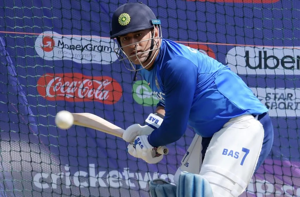 মহেন্দ্র সিং ধোনি গিটার বাজিয়ে গান গাওয়া জীবার ছবির ভিডিয়ো করলেন শেয়ার 2