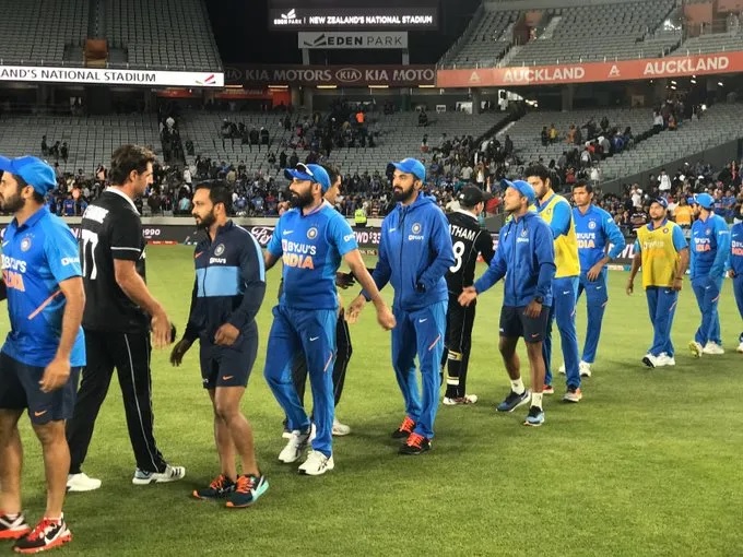তৃতীয় ওয়ানডেতে ৫ উইকেটে হারিয়ে নিউজিল্যান্ড করল ভারতকে ক্লীন সুইপ, বিরাট কোহলি এই ভুল হল হারের কারণ 4
