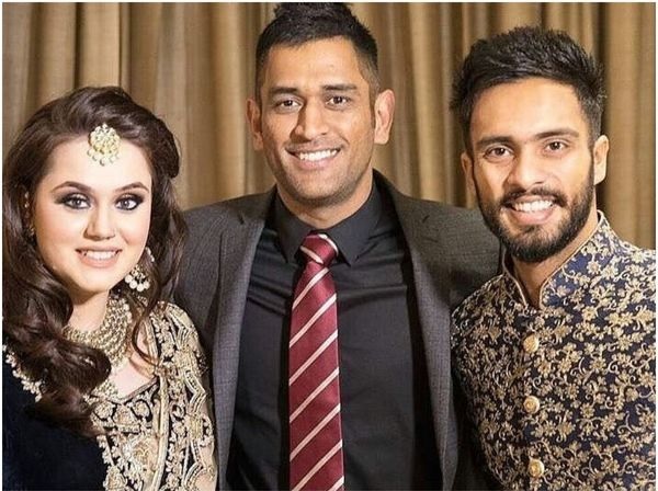৩টি ফ্লাইট আর দু ঘন্টার লম্বা ড্রাইভের পর মহেন্দ্র সিং ধোনি পৌঁছেছিলেন এই ক্রিকেটারের বিয়েতে 1