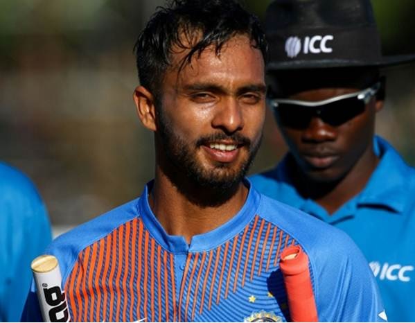 ৩টি ফ্লাইট আর দু ঘন্টার লম্বা ড্রাইভের পর মহেন্দ্র সিং ধোনি পৌঁছেছিলেন এই ক্রিকেটারের বিয়েতে 3