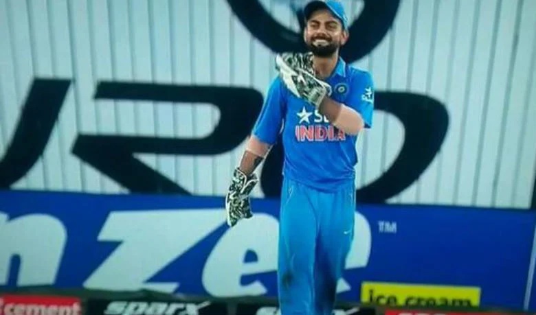 “ধোনি ভাইকে জিজ্ঞাসা কোরো" বিরাট কোহলি জানালেন কেনো করেছিলেন ধোনির কারণে উইকেটকিপিং 2