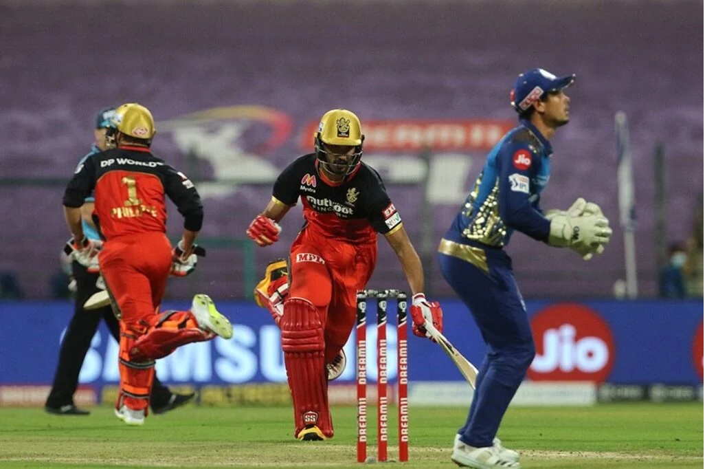 RCBvsMI: দেবদত্ত পডিক্কল ছাইলেন টুইটারে, স্লো ইনিংসের জন্য বিরাট কোহলিকে নিয়ে ঠাট্টা 1