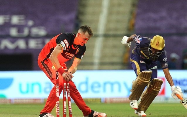 KKRvsRCB: কেকেআরকে ৮ উইকেটে হারানোর পর বিরাট কোহলি এই দুই খেলোয়াড়ের করলেন জমিয়ে প্রশংসা 3
