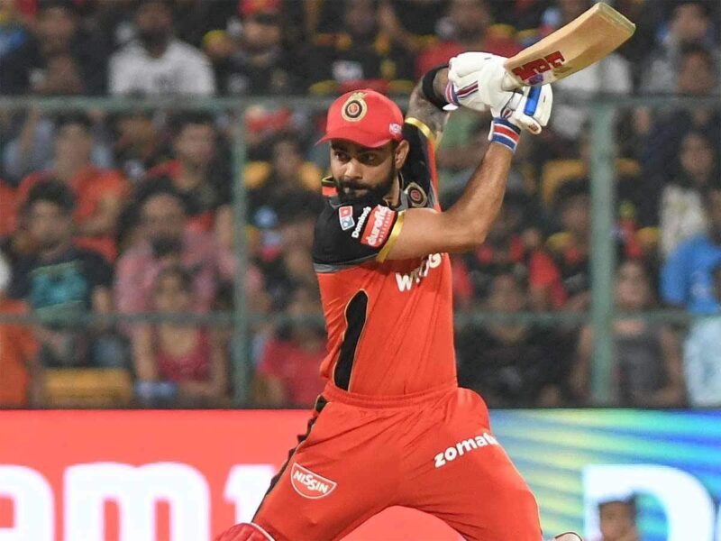 RCBvsDC: নিস্তেজ ব্যাটিংয়ের জন্য টুইটারে জিমিয়ে হল বিরাট কোহলিকে নিয়ে ঠাট্টা 5
