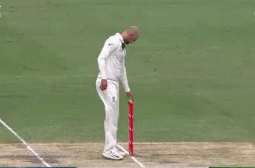 নাথান লিয়ঁ বেলসের সঙ্গে ট্যাম্পারিং, সমর্থকরা সোশ্যাল মিডিয়ায় করলেন ব্যান করার দাবী 1