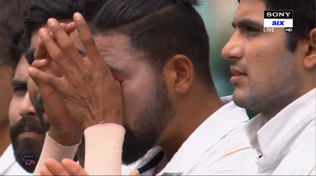 দেখুন : পিতার স্বপ্নপূরণে সফল ছেলে, দেশের জাতীয় সঙ্গীত শুনে আবেগে ভেঙে পড়লেন মহম্মদ সিরাজ 1