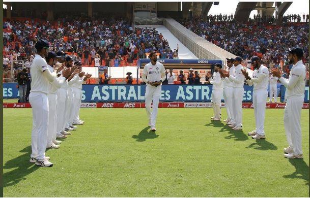 ভিডিও, PINK ball Test: ১০০তম টেস্টে ঈশান্তকে অমিত শাহ আর দলের তরফে দেওয়া হল বিশেষ সম্মান 1
