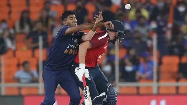 ভিডিও : ডেভিড মালানকে আউট করতে গিয়ে ঝামেলায় জড়ালেন সুন্দর-বেয়ারস্টো 1