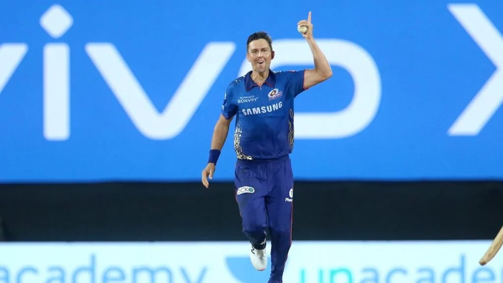 ভিডিও: বাজে স্বভাবের পাল্টা জবাব পেলেন ক্রুনাল, মিসফিল্ডের জন্য ক্ষুদ্ধ বোল্ট 2