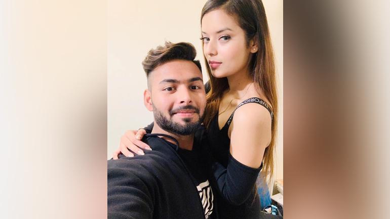 PHOTOS: ঋষভ পন্থের বান্ধবী ইশা নেগির কালো পোশাকে বোল্ড ছবি ইন্টারনেটে তোলপাড় 6