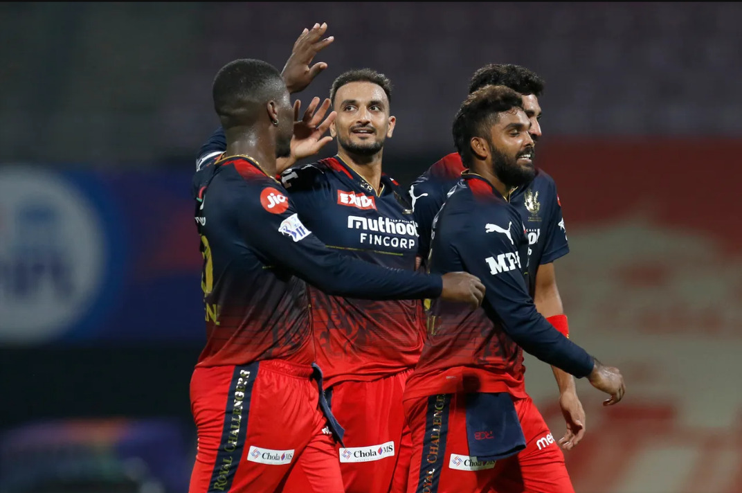 IPL 2022: হর্ষাল প্যাটেল এবং হাসারাঙ্গার বিপজ্জনক বোলিংয়ে ১২৮ রানে আটকে গেল KKR, সোশ্যাল মিডিয়ায় প্রশংসার বন্যা !! 1