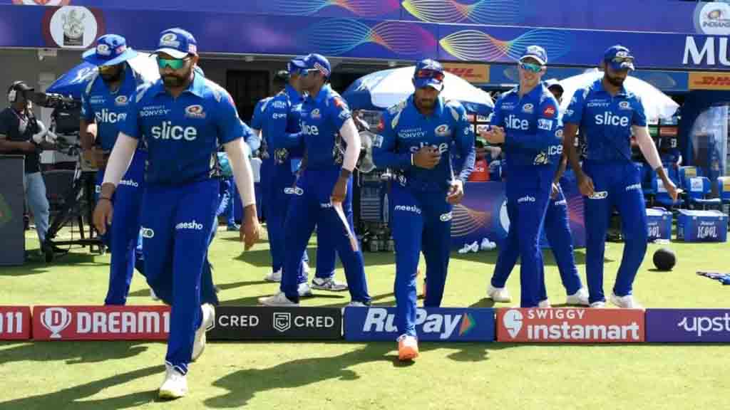 MI vs KKR: ফিল্ড অ্যাম্পায়ার দিলেন নটআউট, কিন্তু থার্ড অ্যাম্পায়ার পাঠালেন প্যাভিলিয়নে, খারাপ অ্যাম্পায়ারিংয়ের শিকার রোহিত 4