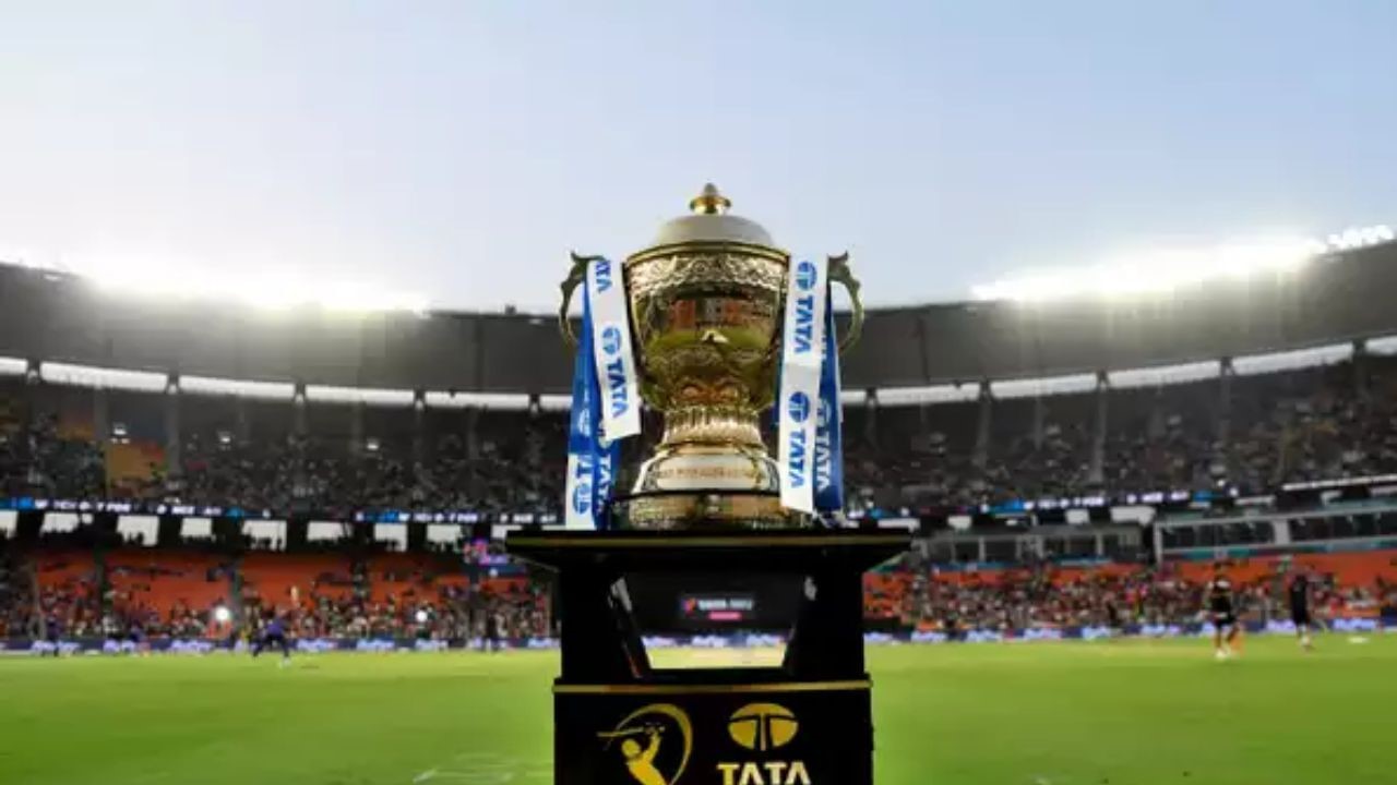 IPL 2023: উঠছে IPL-এর ‘মিনি’ অকশনের তারিখ বদলের দাবী, ফ্র্যাঞ্চাইজিদের আবদার নিয়ে কি অবস্থান BCCI-এর ?? 3 IPL trophy | image: twitter