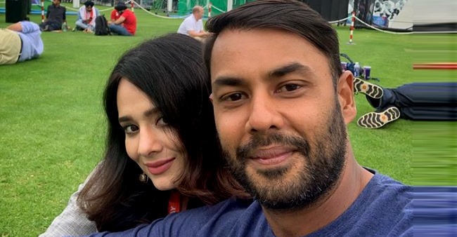 এই ভারতীয় ক্রিকেটারের চেয়ে তার সুন্দরী স্ত্রীই বেশি জনপ্রিয়, কোটি কোটি হৃদয়ে রাজত্ব করেন তার স্ত্রী !! 5