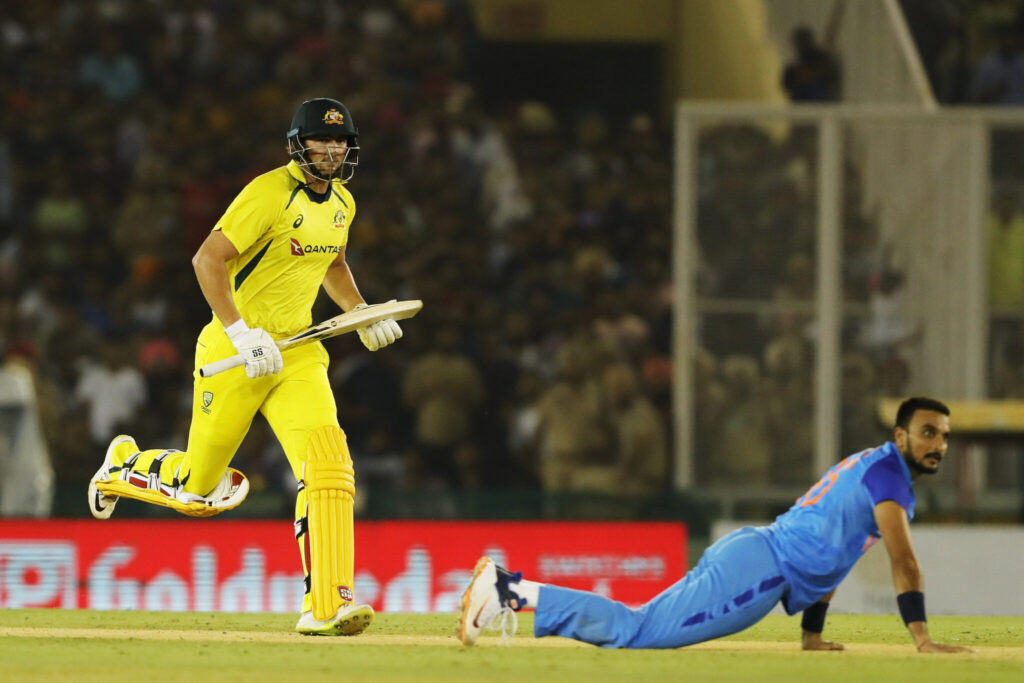 IND vs AUS: জঘন্য পারফরমেন্স সত্ত্বেও ভারতের 'ডেথ' ওভারে ভুবিই সেরা, আজব দাবি করে শিরোনামে তারকা ক্রিকেটার 3