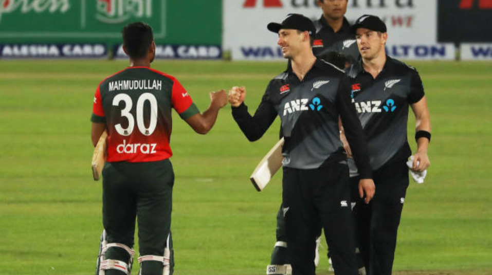 NZ vs BD: গ্লেন ফিলিপসের ছক্কায় আহত এক তরুণী ফ্যান্স, নিয়ে যাওয়া হলো হাসপাতালে !! 3