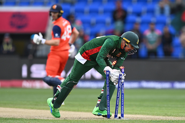T20 World Cup: “ভুয়ো ফিল্ডিং’ বিতর্কে বিরাটের পাশে ট্যুইটারভার্স, নেটিজেন’দের তোপের মুখে বাংলাদেশের নুরুল হাসান !! 4 Nurul Hasan | image : Gettyimages
