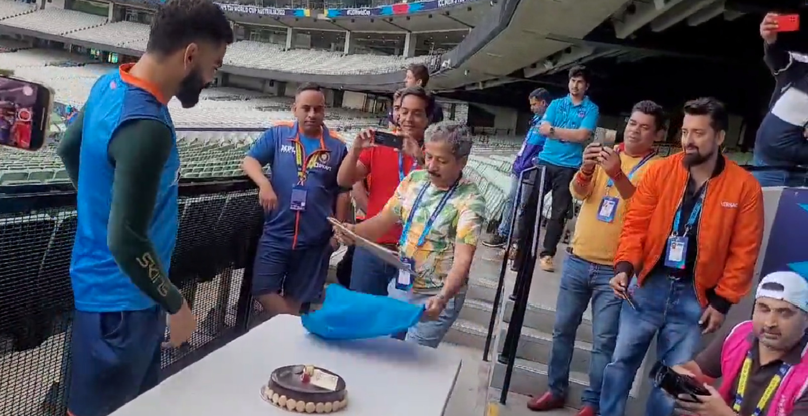 Virat Kohli: অস্ট্রেলিয়ায় জন্মদিন উদযাপন বিরাটের, কেক কেটে উৎসবে সামিল কোহলি সহ গোটা টিম ইন্ডিয়া!! 4 Virat Kohli | image: Twitter