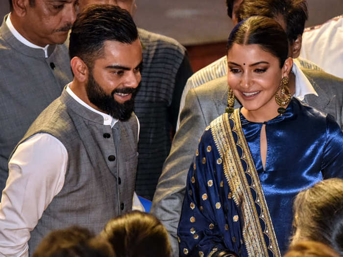 TOP5: খ্যাতির বিড়ম্বনা ! বিরাট কোহলি’র জন্য যে ৫ বার ভক্তদের রোষানলে পড়েছেন অনুষ্কা শর্মা, রইলো তালিকা !! 2 Kohli and Anushka | image: Twitter