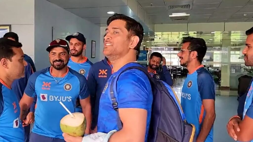 IND vs NZ: রাঁচিতে টিম ইন্ডিয়ার সঙ্গে দেখা করলেন MS Dhoni, প্রথম ম্যাচে নতুন ভূমিকায় আসতে পারেন নজর !! 2