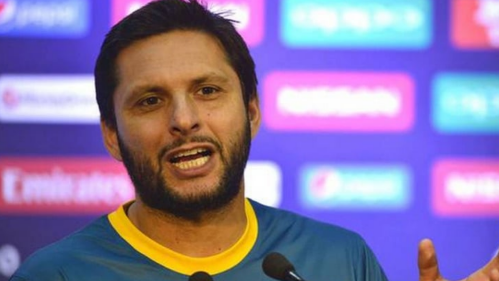 ভারত-পাকিস্তানের সেমিফাইনাল ভেস্তে যেতেই হতাশ শহীদ আফ্রিদি, বিষণ্ণ মুখে দাঁড়িয়ে রয়েছেন ব্যালকনিতে !! 2 Shahid Afridi, শহীদ আফ্রিদি