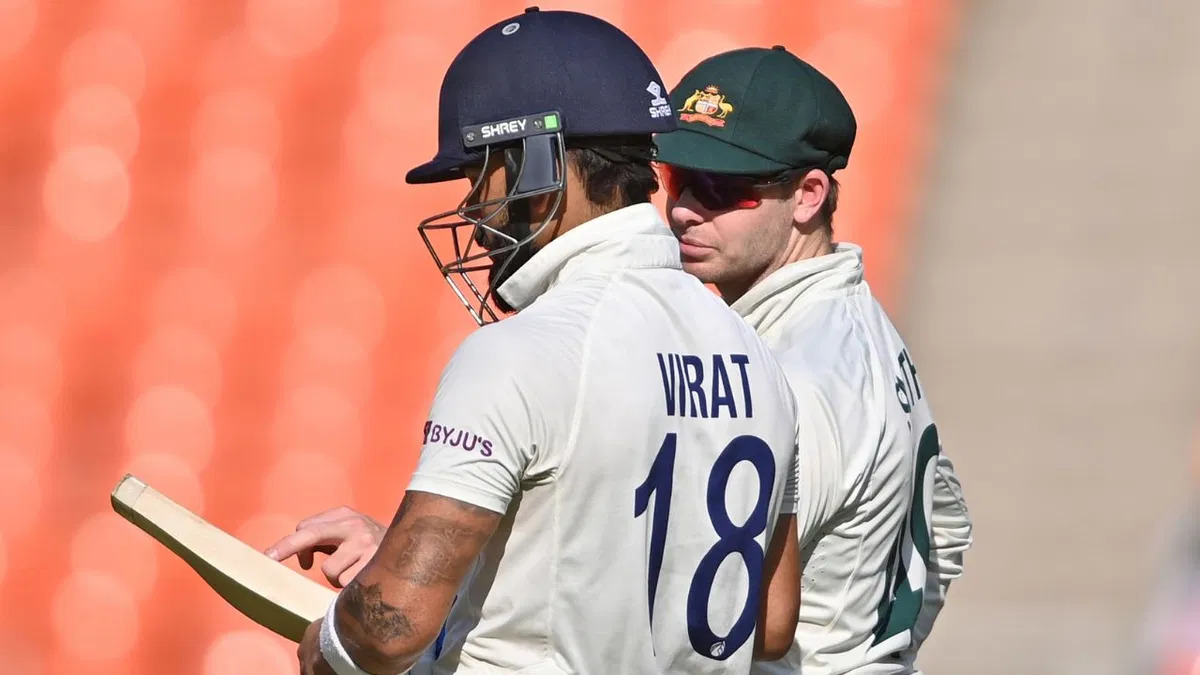 IND vs AUS: কোহলির ব্যাট পরখ করে দেখলেন স্টিভ স্মিথ, দুই তারকা ব্যাটারের ‘ব্রোম্যান্স’ দেখলো আহমেদাবাদ !! 2 Steve Smith, Virat Kohli | IND vs AUS | image: Twitter