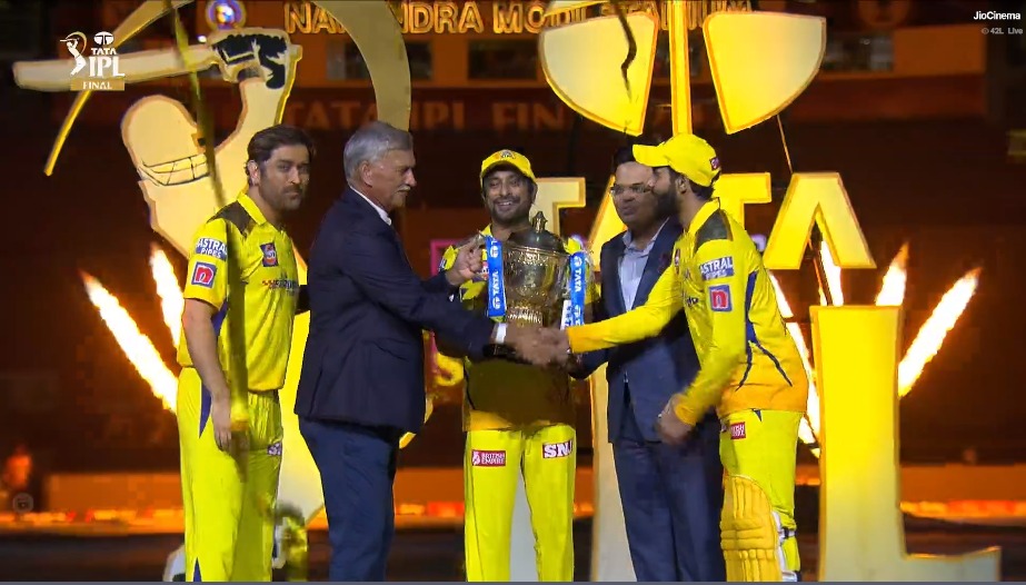 IPL Final: ফের একবার সুবিশাল হৃদয়ের পরিচয় দিলেন MS ধোনি, ট্রফি তুলে দিলেন অম্বাতি রায়ডুর হাতে !! 3 CSk vs GT | IPL Final | image: Twitter