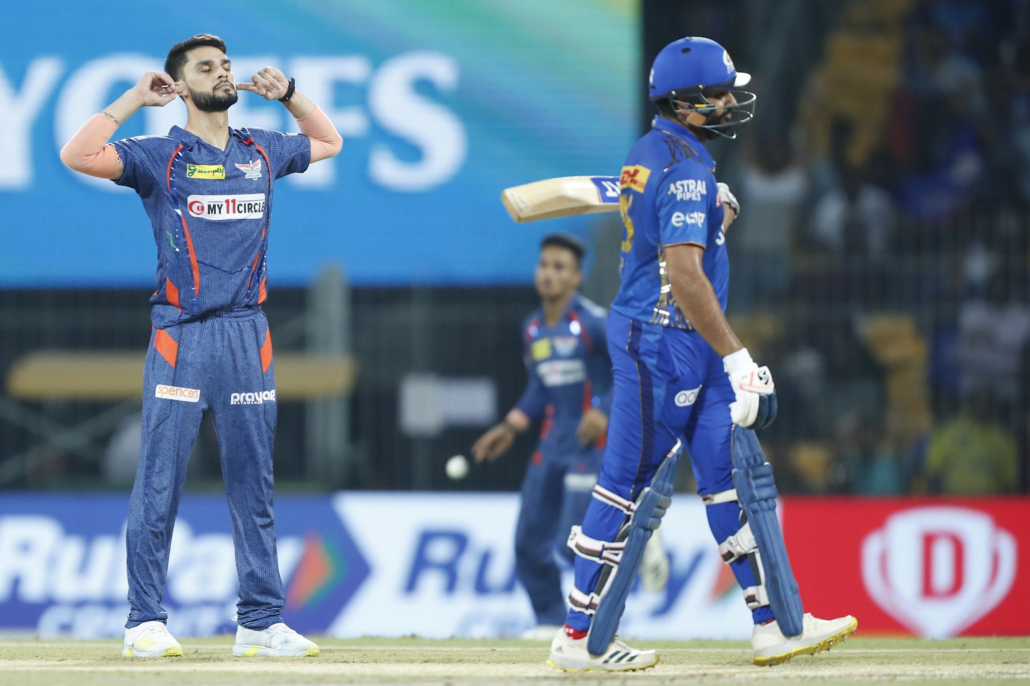 IPL 2023: নিজের ব্যাটে রানের দেখা নেই, এলিমিনেটর ম্যাচে সতীর্থের ব্যাটিং কোচ হলেন রোহিত শর্মা, ভিডিও ভাইরাল !! 2 LSG vs MI | IPL 2023 | image: twitter