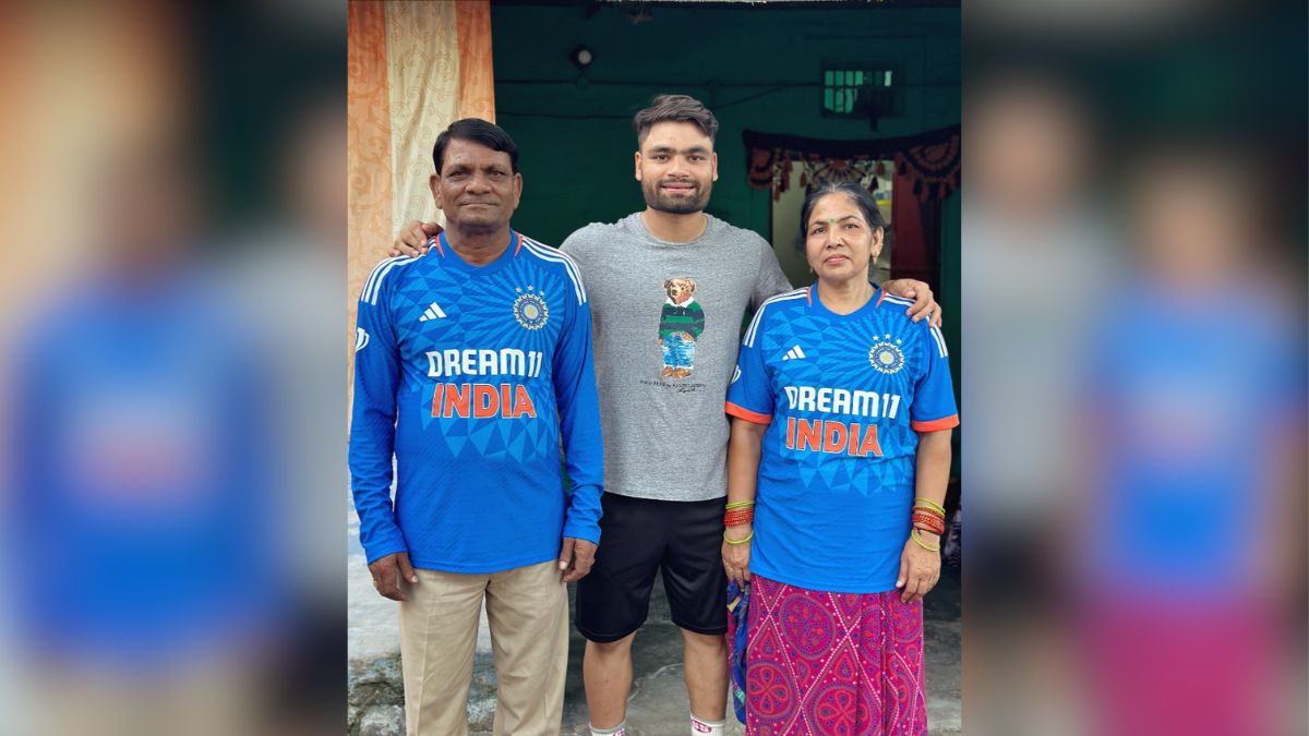 এখনও বাড়ি বাড়ি গ্যাস সরবরাহ করছেন রিঙ্কু সিং-এর বাবা, মন ছুঁয়ে যাওয়া ভিডিও ভাইরাল সোশ্যাল মিডিয়ায় !! 2 Rinku Singh with Parents | Image: Instagram
