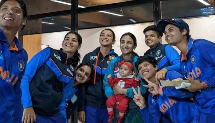 Indian Players with Bismah Maroof and her daughter | ক্রিকেট | Image: Twitter
