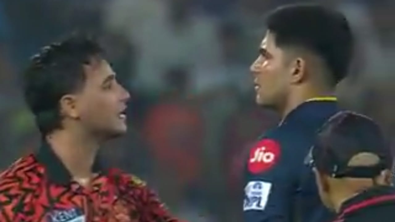 Video: আম্পায়ারের গায়ে হাত, শুভমান গিলের দাদাগিরির কীর্তি ভাইরাল সোশ্যাল মিডিয়ায় !! 2 Video: আম্পায়ারের গায়ে হাত, শুভমান গিলের দাদাগিরির কীর্তি ভাইরাল সোশ্যাল মিডিয়ায় !! 2